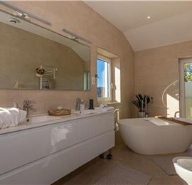 5 bedroom villa with pool near Crikvenica, sleeps 10